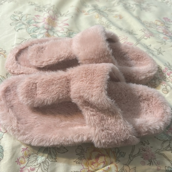 NWOT Pink fuzzy sandal/house shoes in size 6. - Picture 4 of 4
